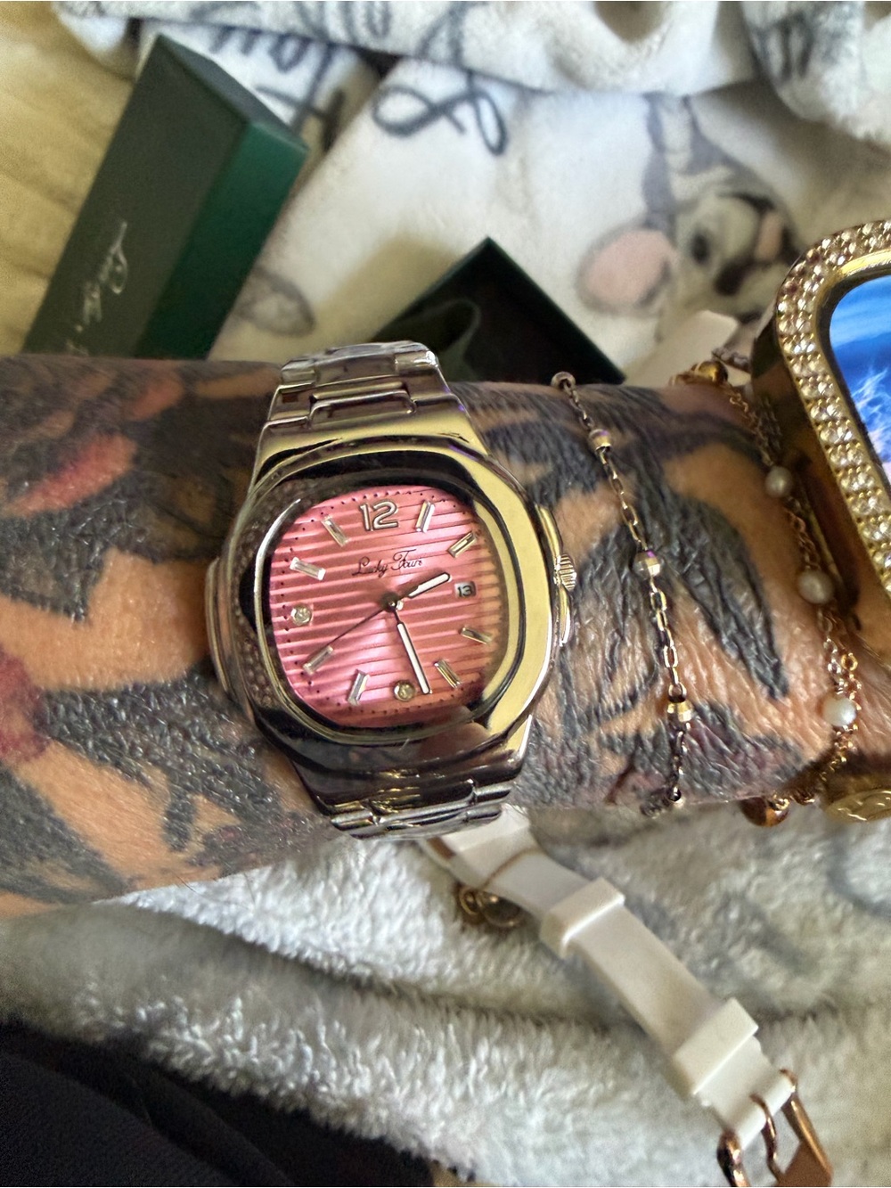 Lucky Four stainless steel watch with pink face and crystal